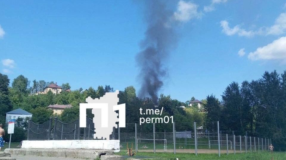 У пермского пляжа загорелась деревянная заброшка