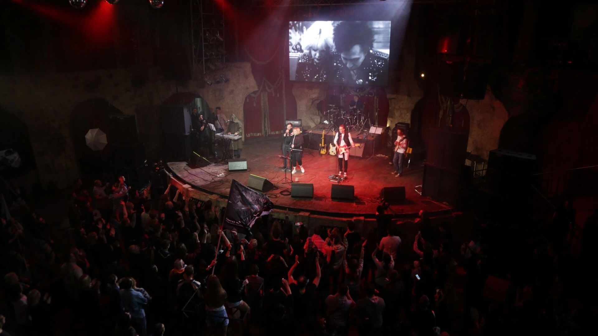 Афиша выходного дня: от «Семьи Аддамс» до стендапа с топовыми комиками в Тюмени