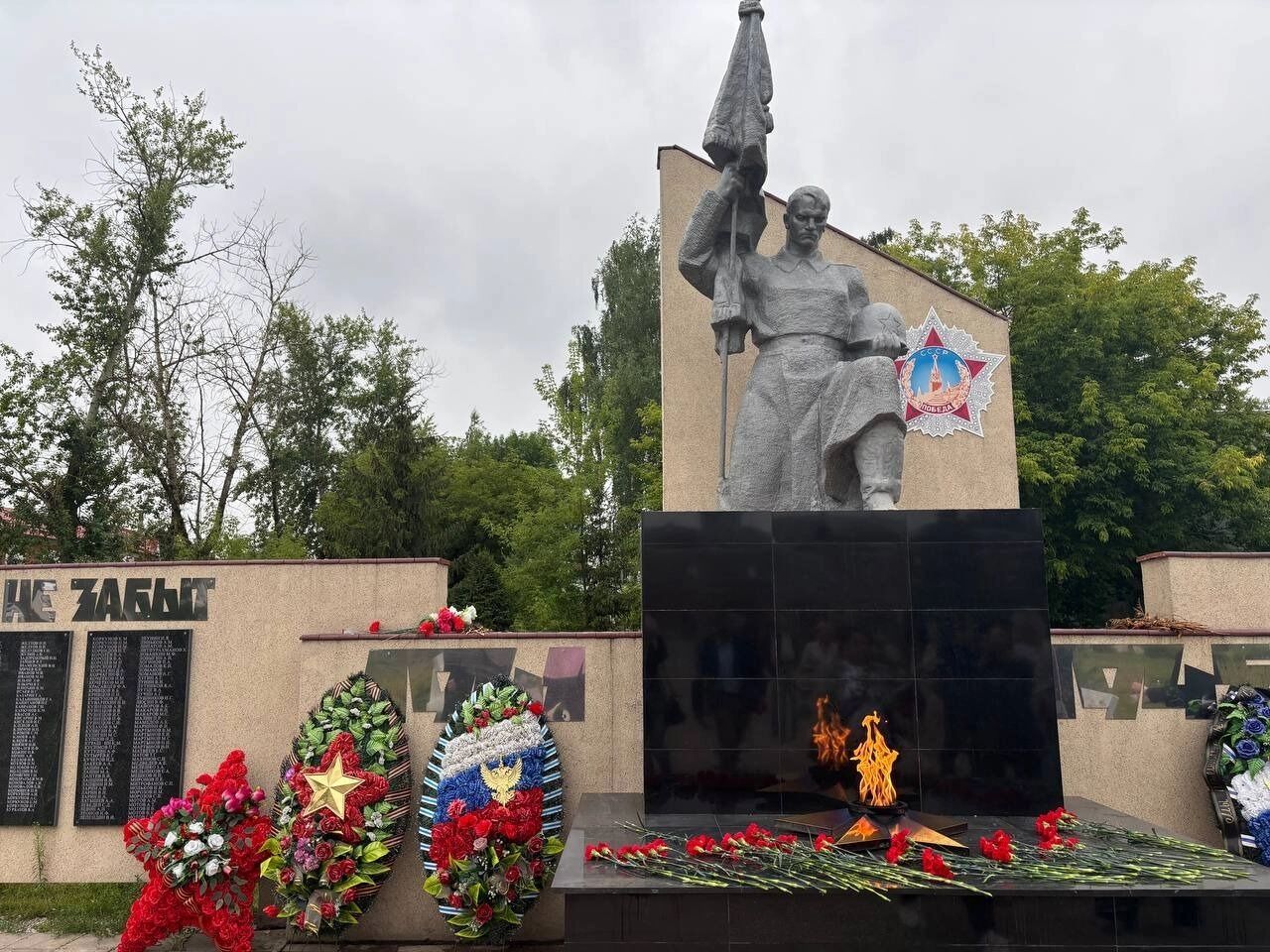 Возложение цветов к Вечному огню в Володарске