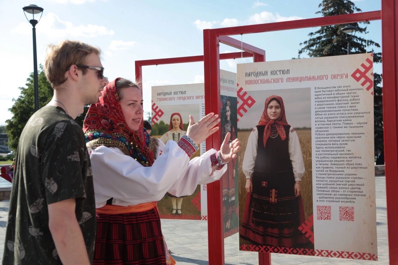 Инсталляция у Центра народного творчества