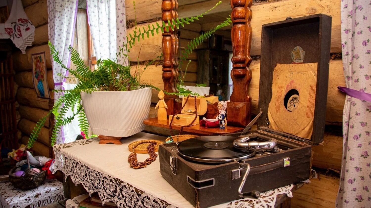 Старая мебель и патефон создают уникальную атмосферу
