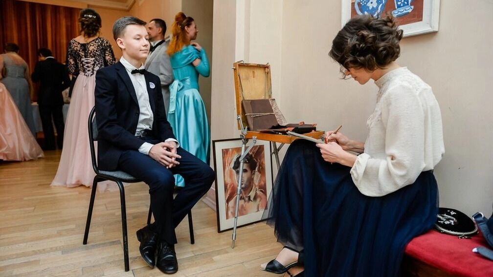 На&nbsp;фото: художник рисует портрет