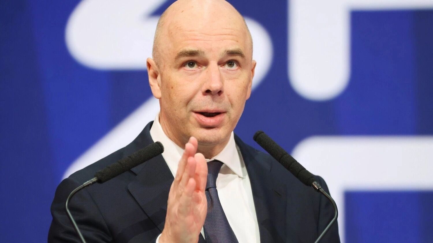 Глава Минфина РФ Антон Силуанов заявил на ПМЭФ, что бюджет России «штормит серьезно»