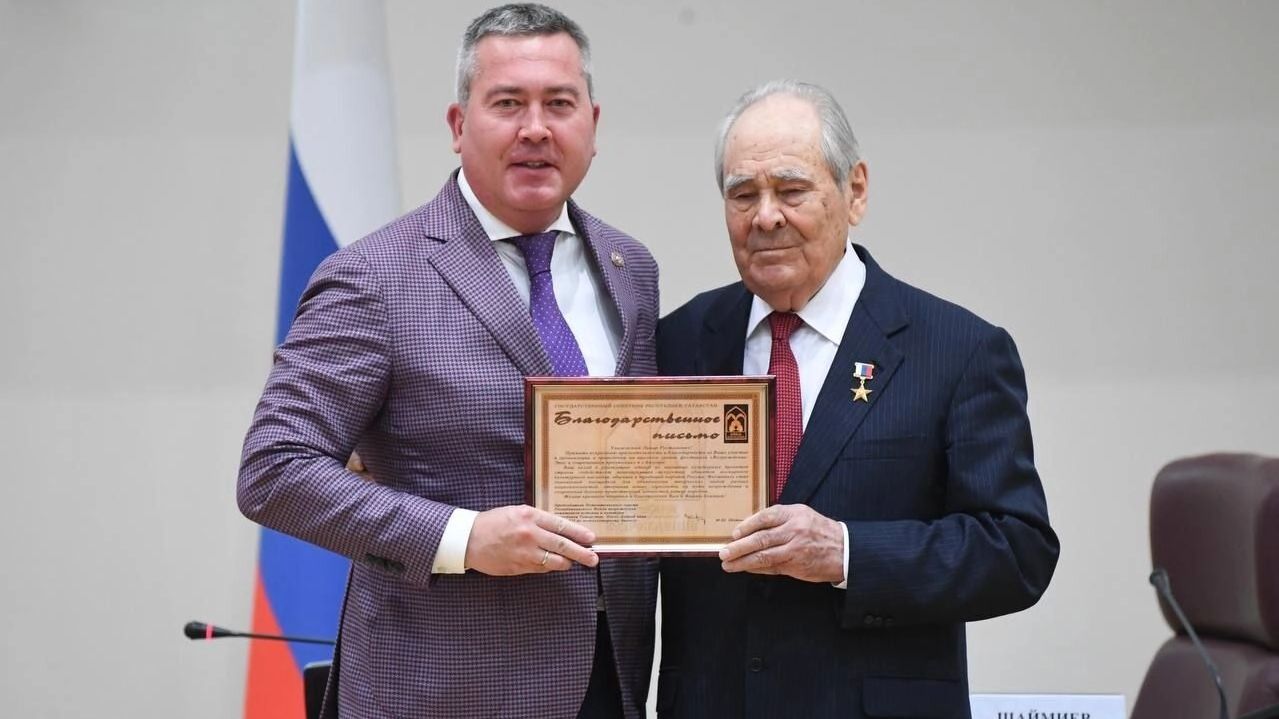 Линар Закиров (слева) с государственным советником Татарстана Минтимером Шаймиевым (справа)