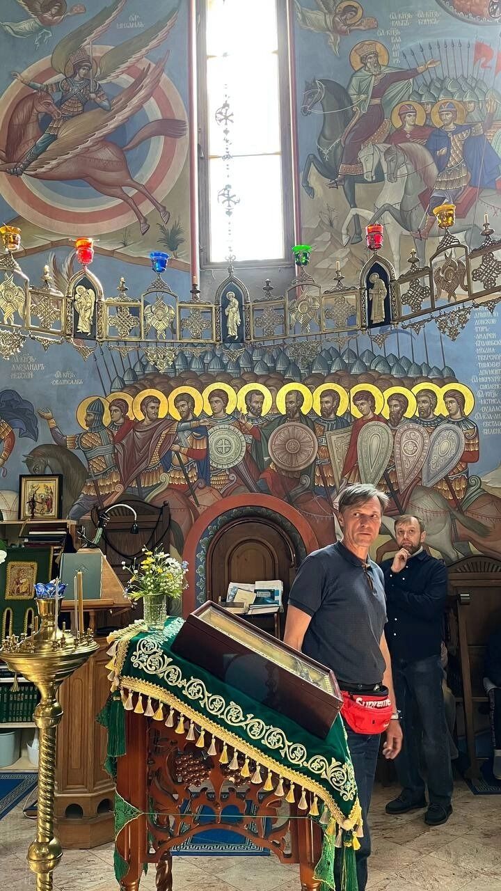 Внутри храм расписан образами