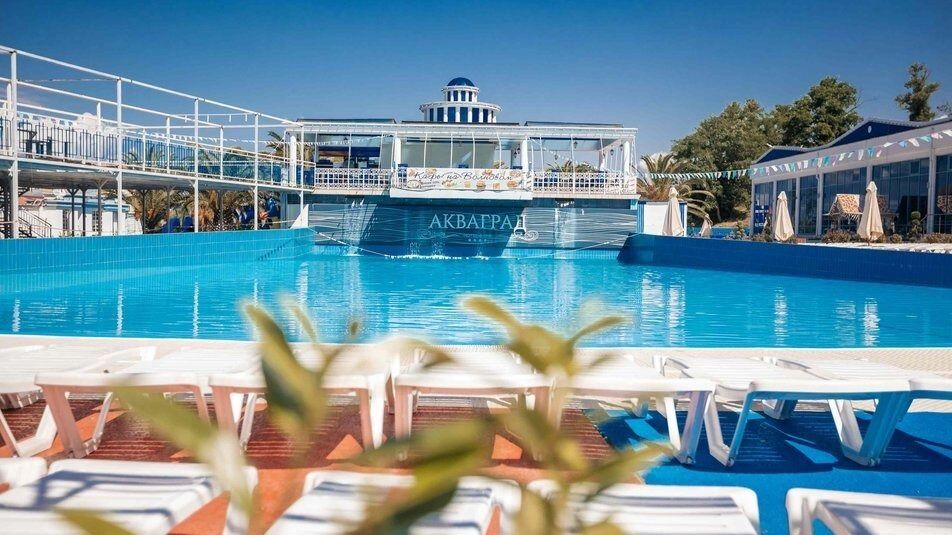 На фото: отель с бассейном на Черном море