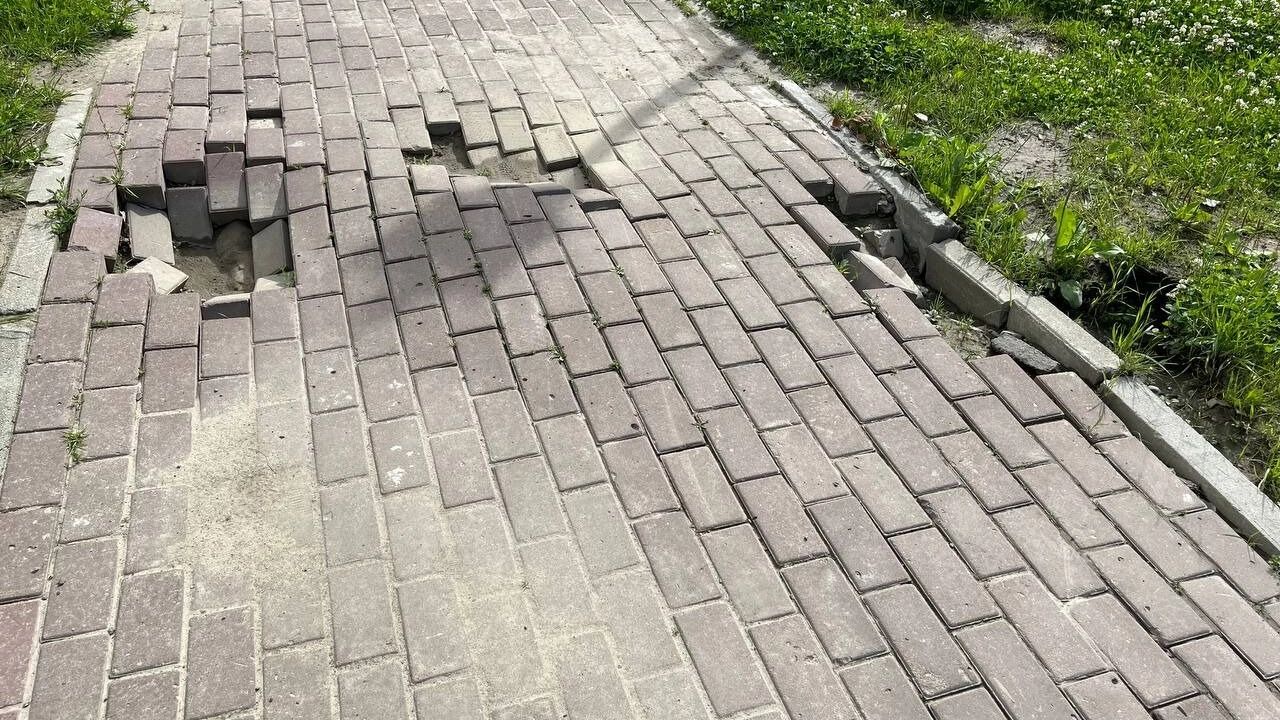 Тротуар в парке Победы