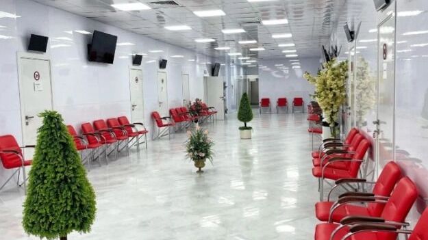 Одна посетители отмечают короткие сроки изготовления анализов и опыт врачей, другие — жалуются на проблемы с записью.