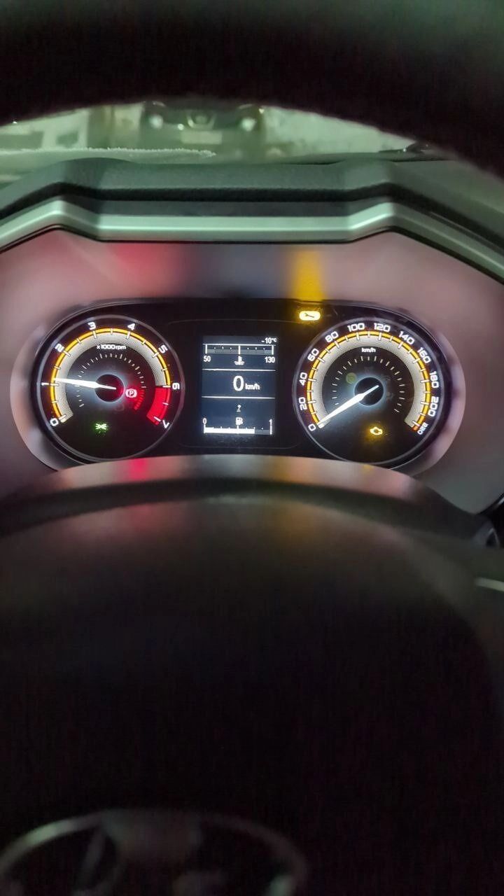 Панель приборов Lada Vesta с горящей лампой Check Engine