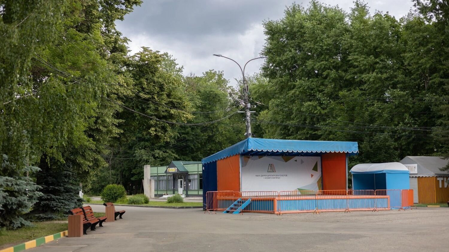Водянова гуляла в Автозаводском парке