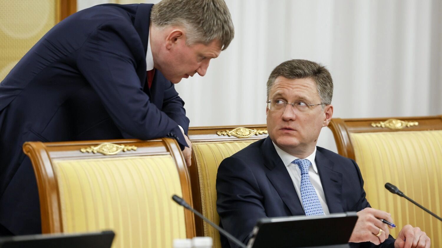 Вице-премьер РФ Александр Новак (справа) одобрил экстраординарные и беспрецедентные меры: не только продлить запрет на экспорт бензинов, но и распространить его непосредственно на производителей нефтепродуктов