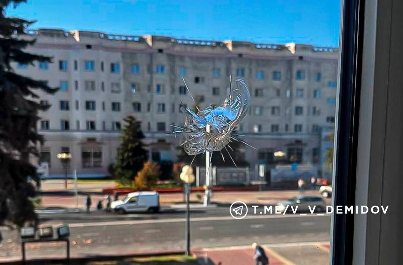 Разрушения в Белгороде после атаки БПЛА в районе мэрии