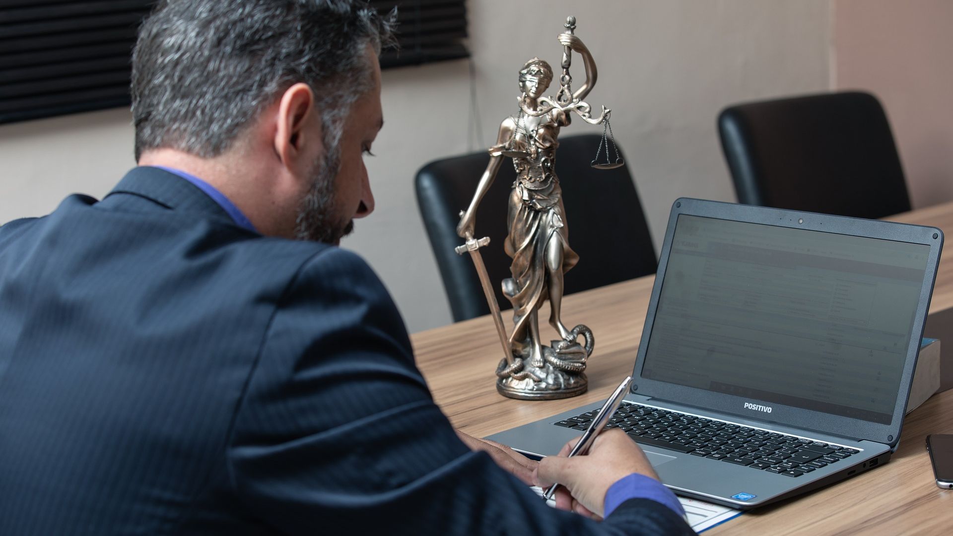 Юристы борются за рабочие места в Петербурге: число резюме подскочило на 20% Юристы борются за рабочие места в Петербурге: число резюме подскочило на 20%