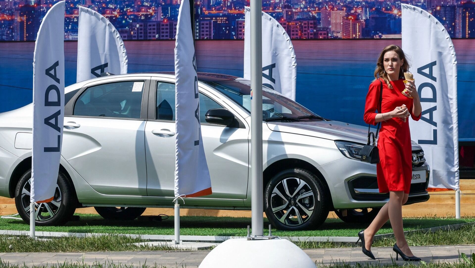 Никто не хочет покупать Lada Vesta. Причины обвала продаж у АвтоВАЗа в августе-2025