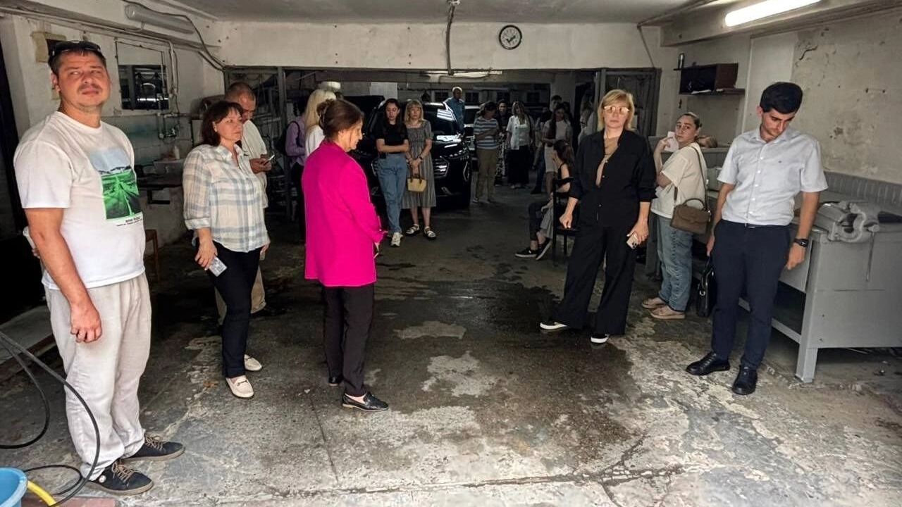 Люди укрываются от атак БПЛА в Сочи