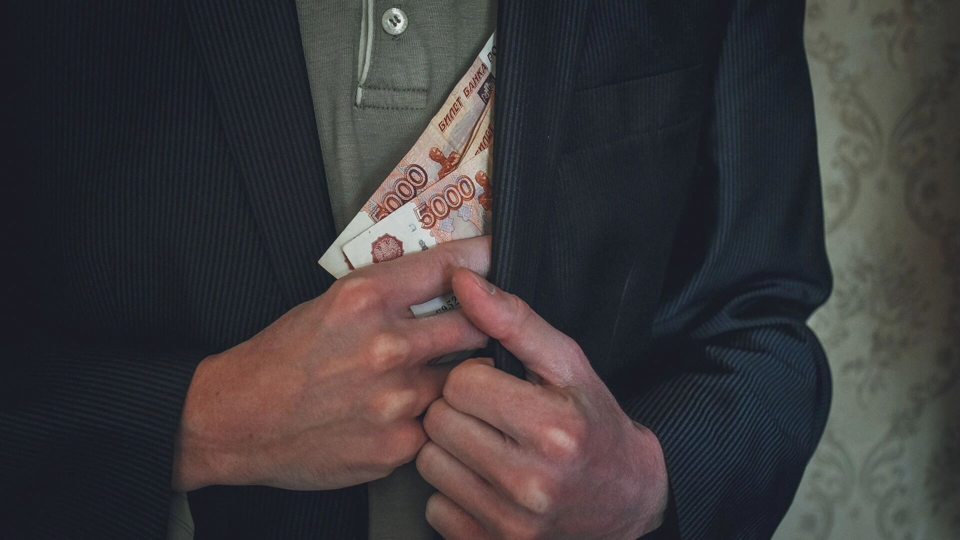 Директор уфимского колледжа «поплыл» на взятках за бассейн