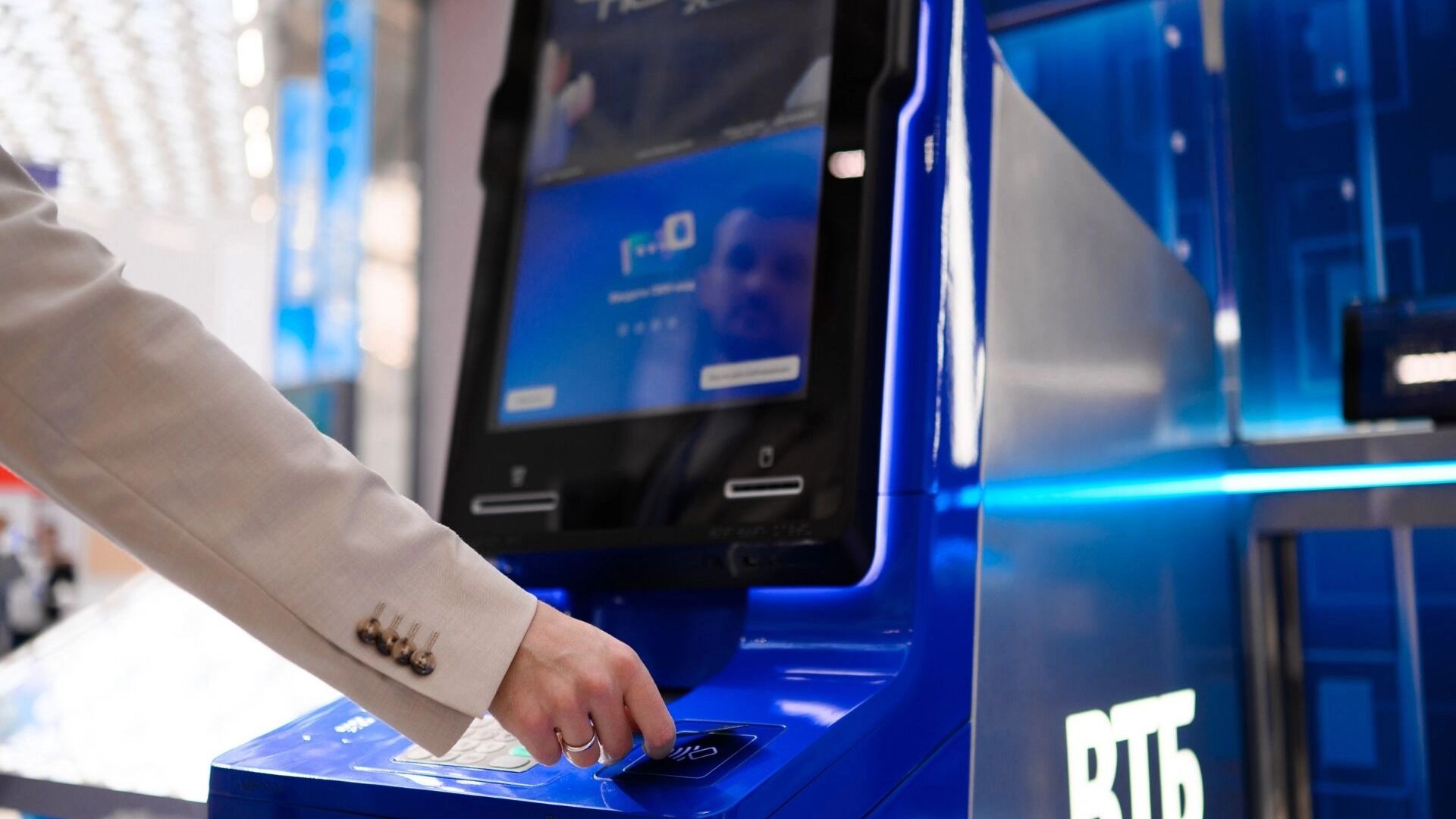 ВТБ внедрит технологию для покупки 18 без подтверждения возраста по паспорту