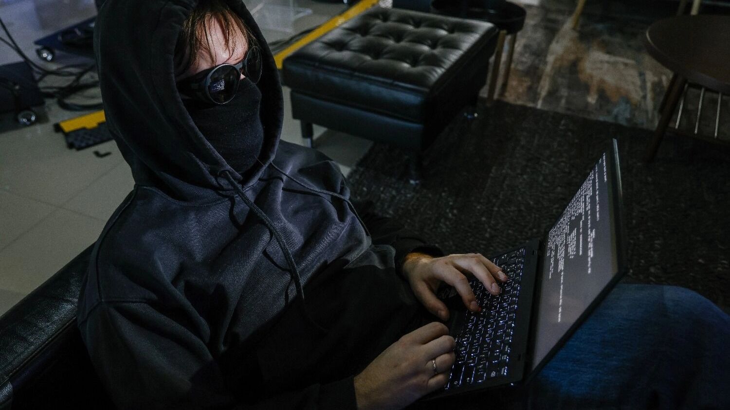 Хакер с&nbsp;закрытым лицом с&nbsp;ноутбуком
