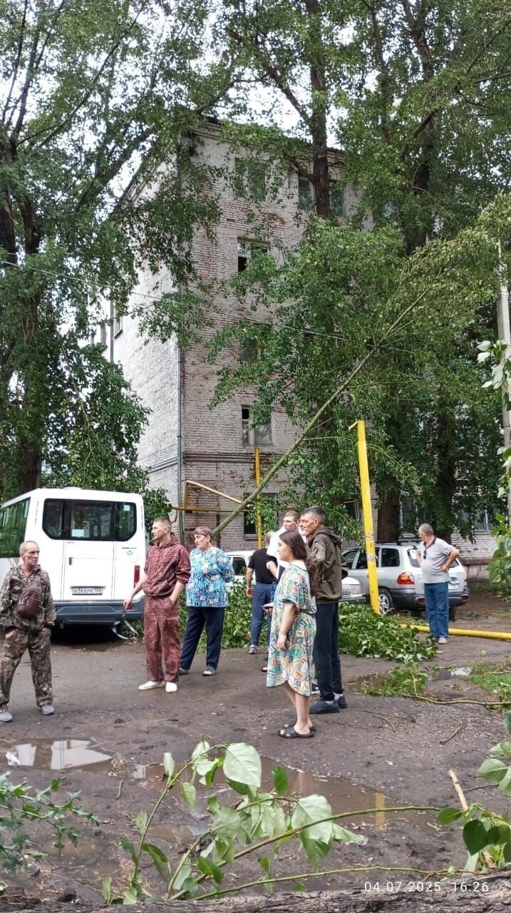 Газовую трубу оторвало ветром