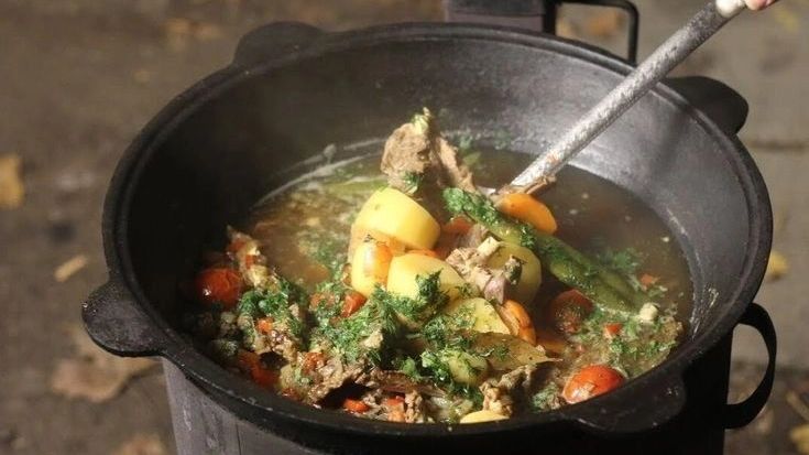 Шурпа на открытом огне — одно из самых простых в приготовлении блюд в дачных условиях