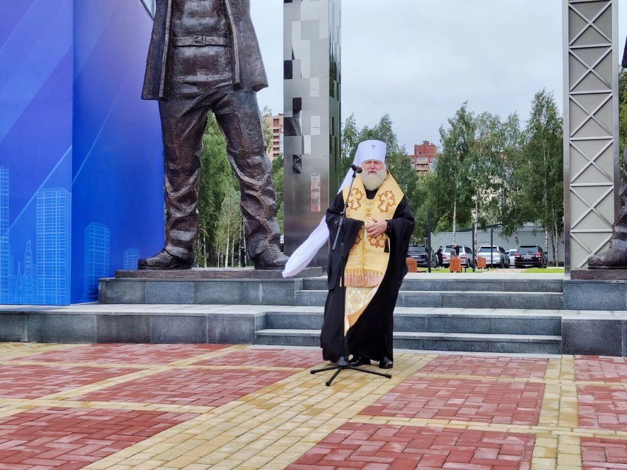 Памятник освящает митрополит Павел
