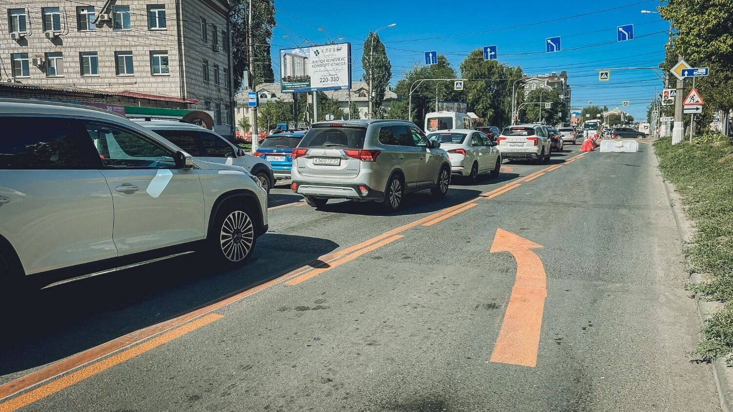 Часть проезжей части перекрыта из-за ремонта