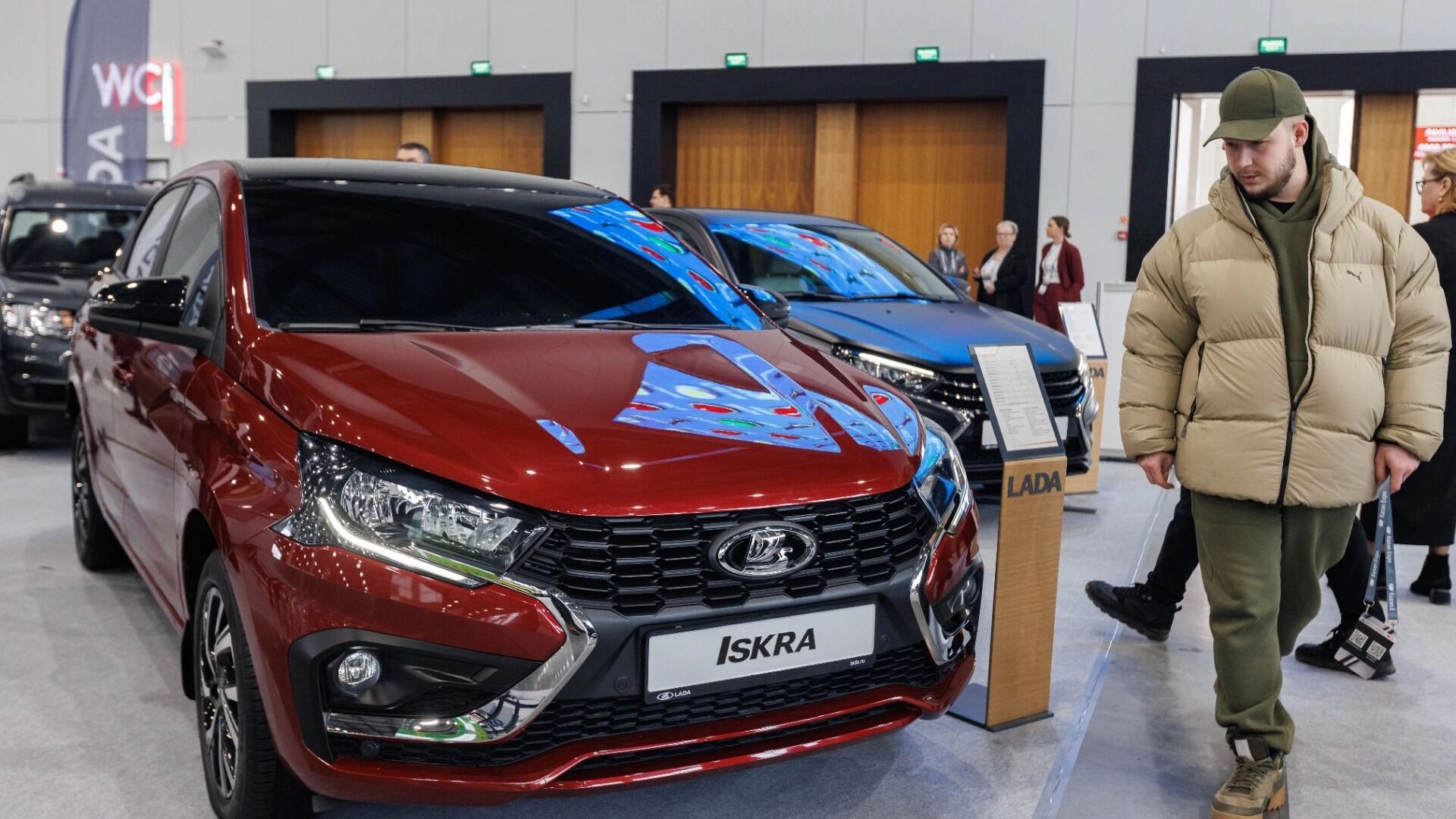 Lada Iskra на стенде Выстрел в ногу: ради АвтоВАЗа с 1 августа власти блокируют импорт иномарок
