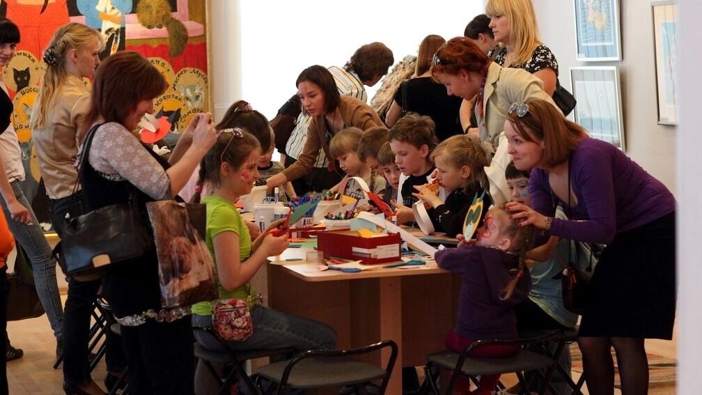 На&nbsp;фото: дети и&nbsp;родители на&nbsp;занятиях творчеством