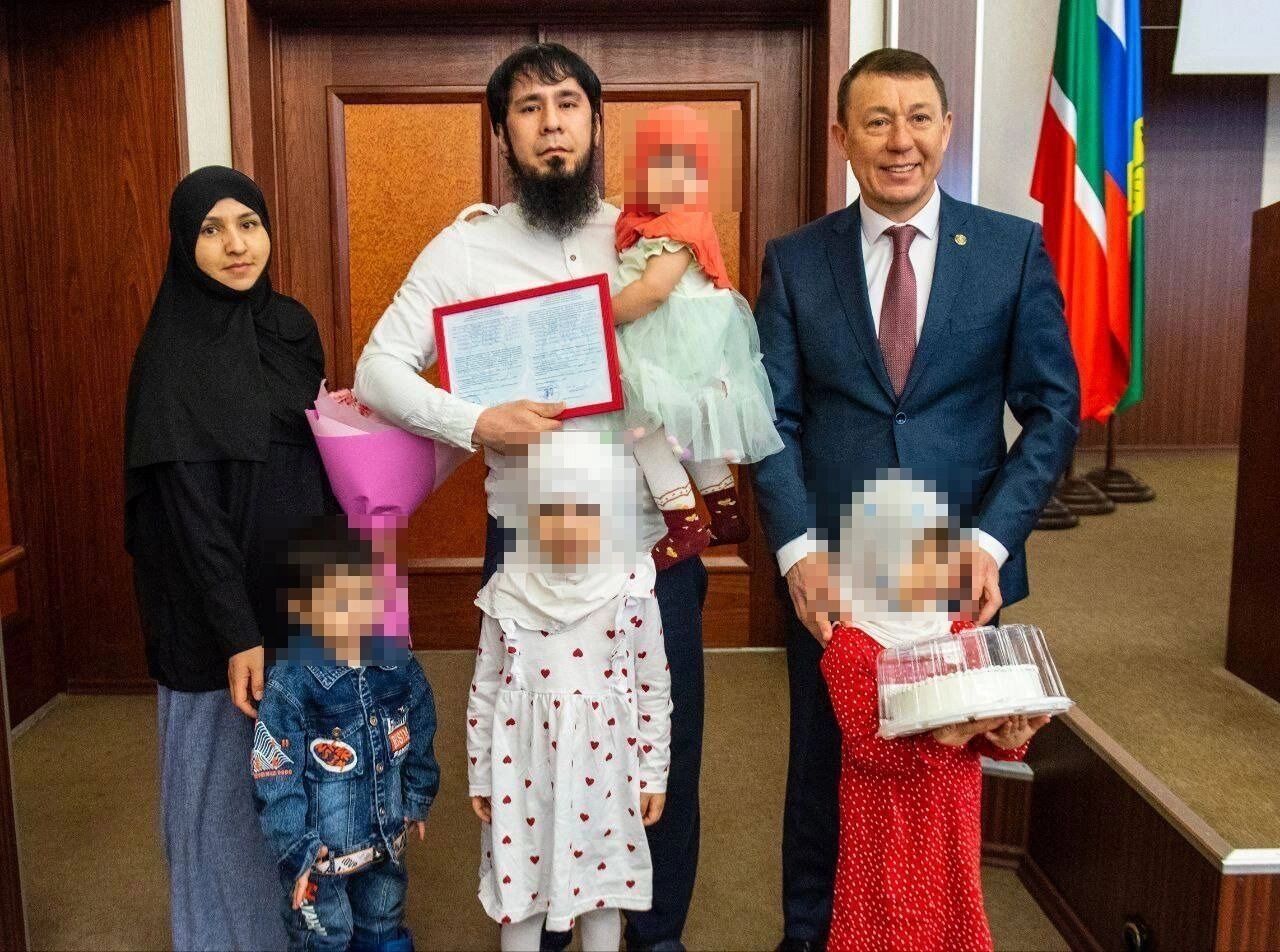 Семья Холзоды и Таировой, Рамиль Муллин (справа)