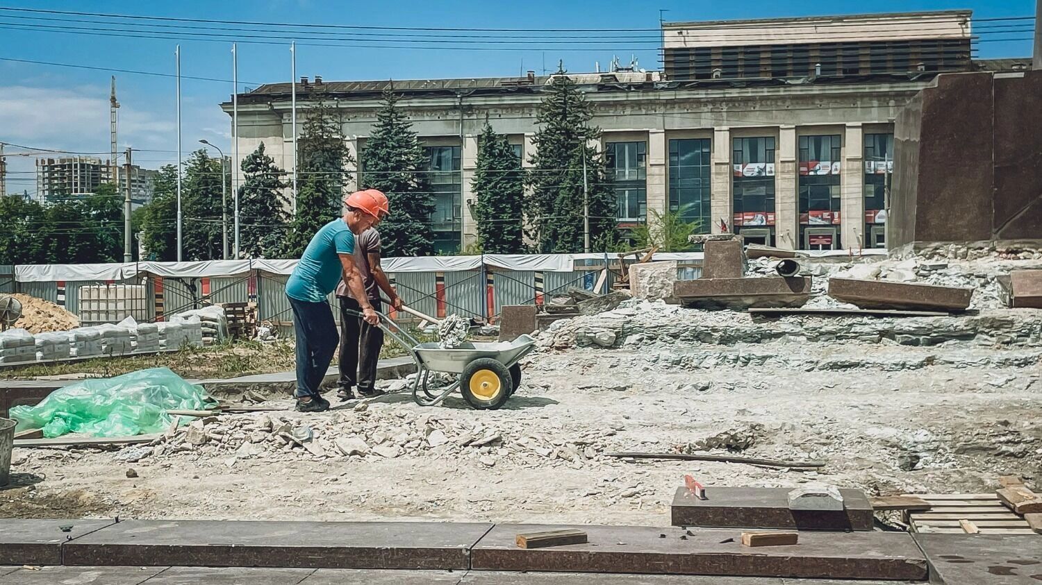 Реконструкция памятника Ленину завершится к концу лета 2025 года