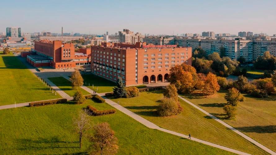 Суд отменил арест имущества Университета профсоюзов в Петербурге