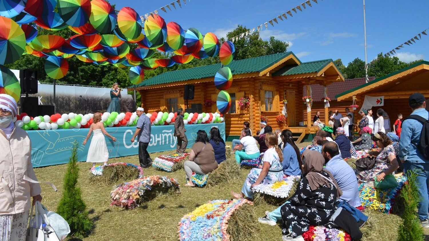 На Сабантуе звучит народная музыка, проходят танцы и театрализованные представления.