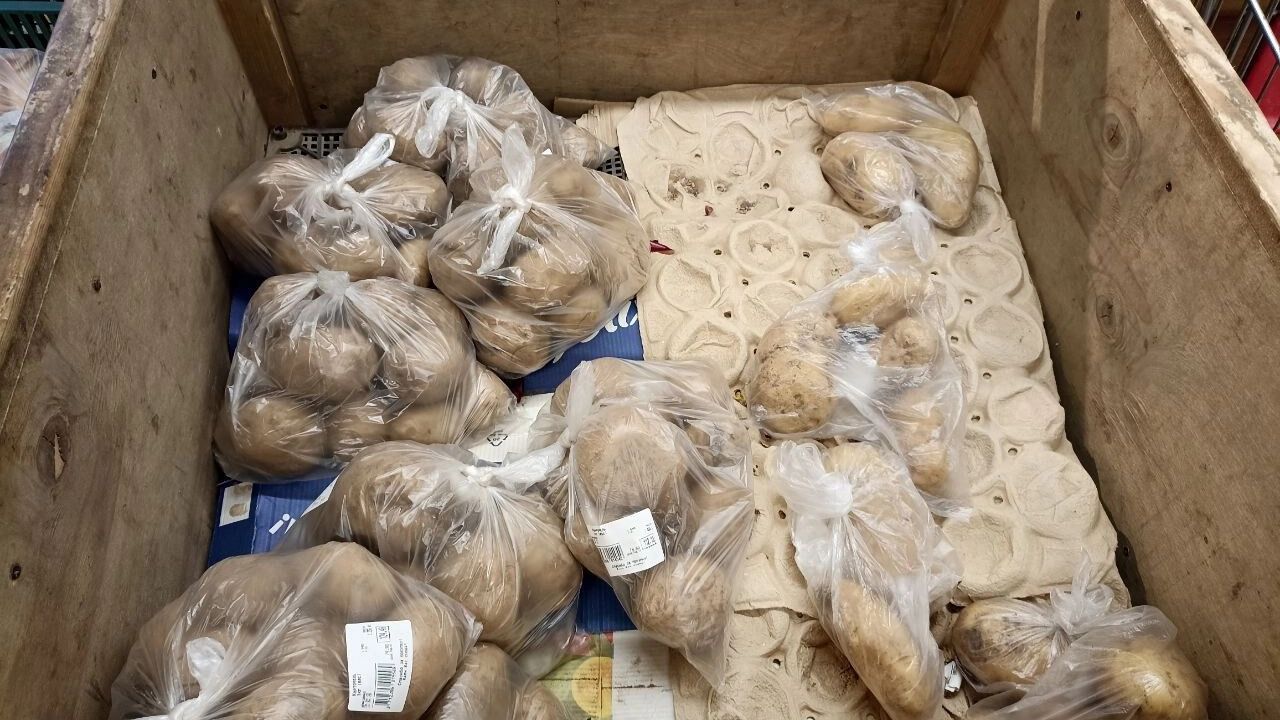 Овощные полки многих магазинов в российской провинции выглядят сейчас так