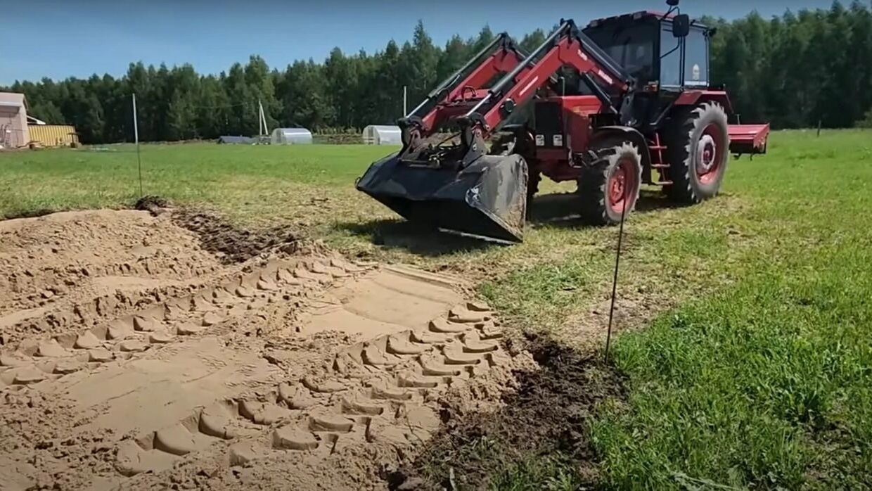 Канадцы строят волейбольную площадку в Нижегородской области