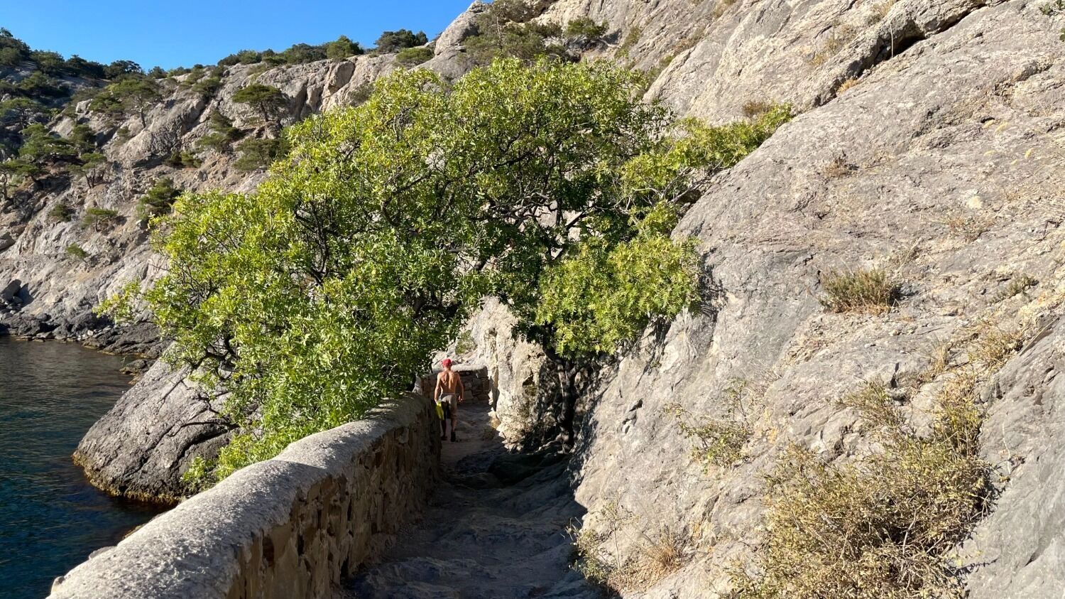 Спуск к Сквозному гроту