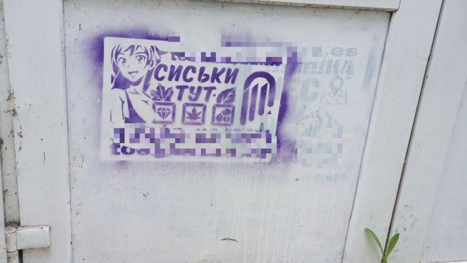 В Волжском вандалы изуродовали фасад первого в СССР дома из керамзитобетона