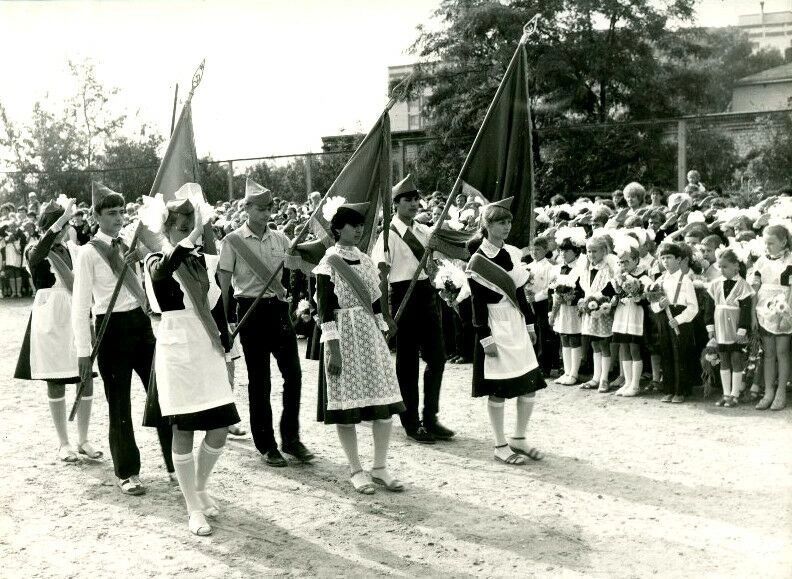Учащиеся школы № 21&nbsp;во&nbsp;время торжественной линейки, посвященной Дню знаний 1&nbsp;сентября 1985&nbsp;года