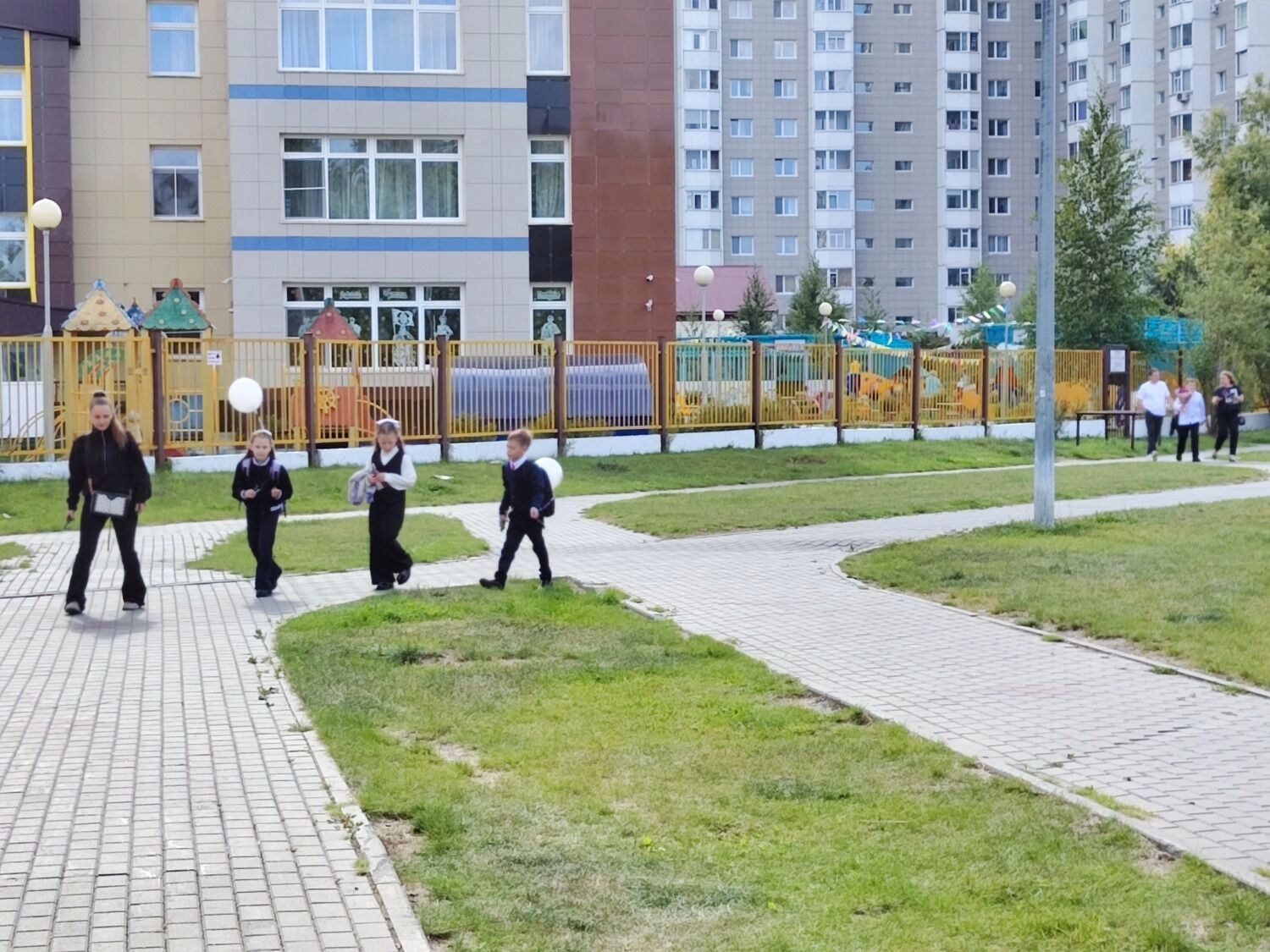 У школ многолюдно