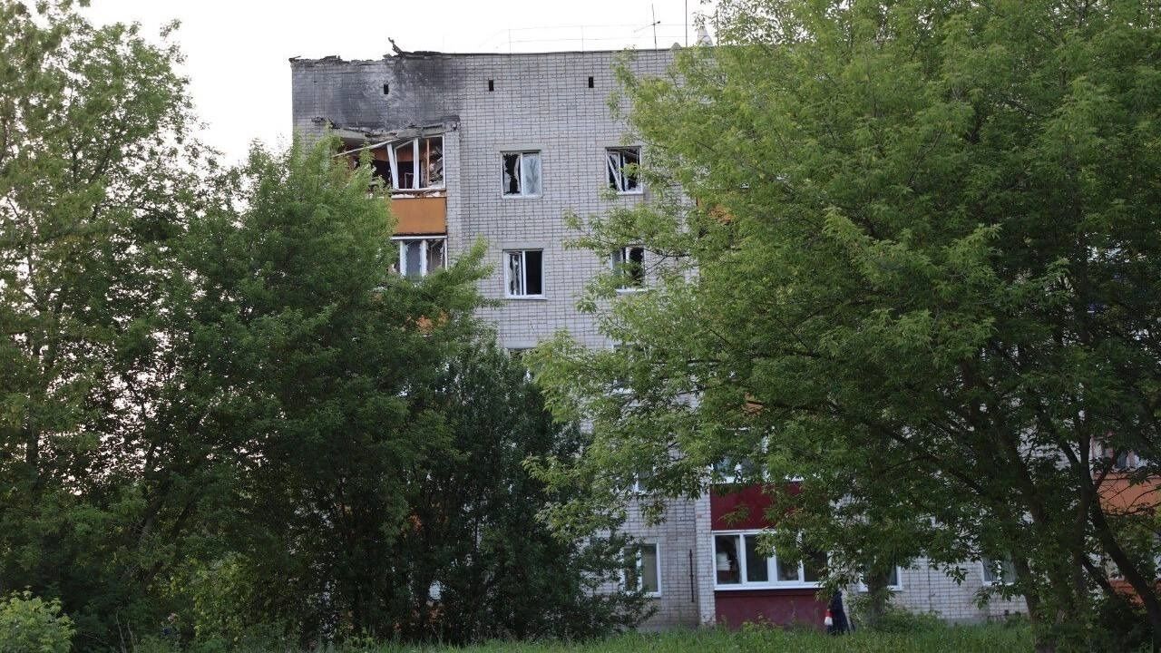 Беспилотник врезался в жилой дом в городе Ельце