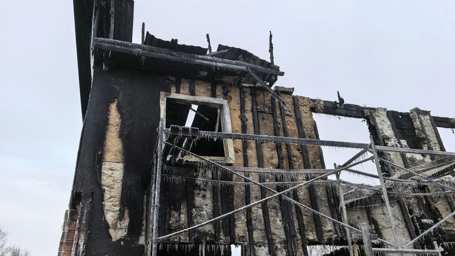 Возле горевшего дома постоянно дежурили сотрудники МЧС, они ждали прибытия следователей