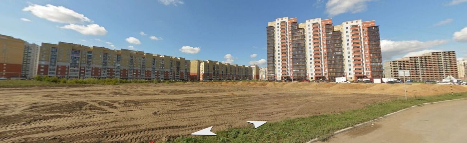 Территорию очистили от мусора и занялись ее планировкой