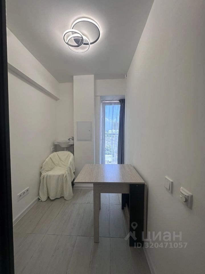 Унитаз, стул, стол: в Москве продают самую маленькую квартиру площадью 4,5 кв метра