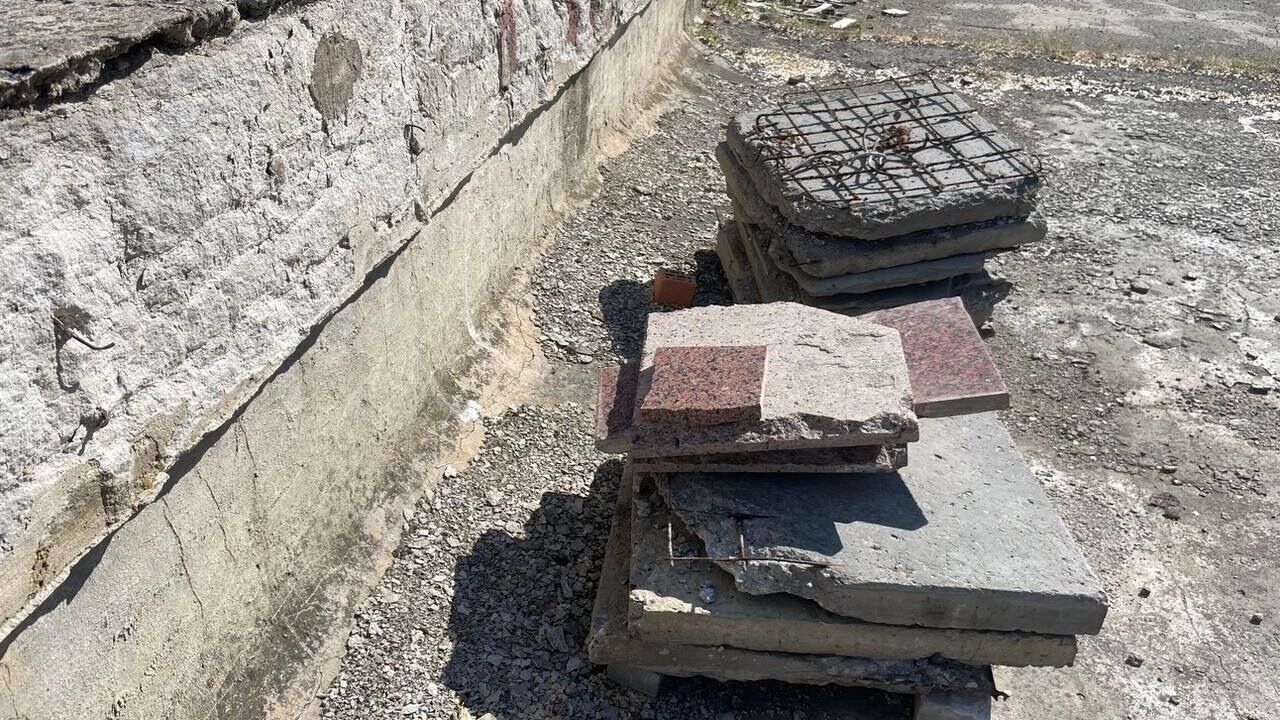 История с исчезновением мрамора и гранита обрастала слухами