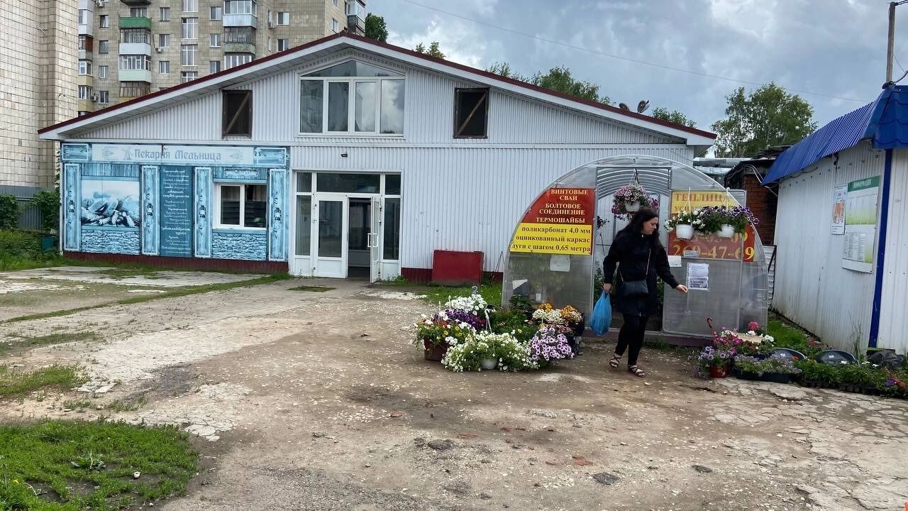 Половина рынка опустела