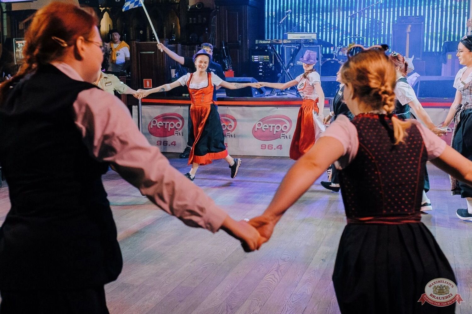 Ретро-вечеринка с&nbsp;хороводами&nbsp;— не&nbsp;совсем то, чего ждешь от&nbsp;лучшего ночного клуба