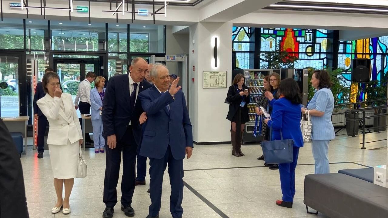 За несколько минут до начала привезли и Госсоветника республики Минтимера Шаймиева.