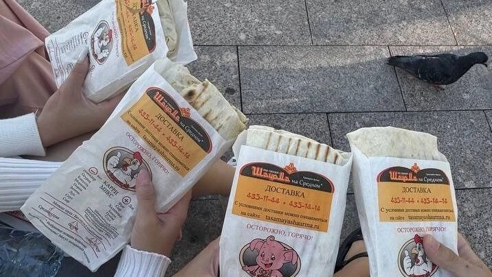 Та&nbsp;самая нижегородская шаурма. Самая правая на&nbsp;фото&nbsp;— стандартная, все остальные&nbsp;— мини.