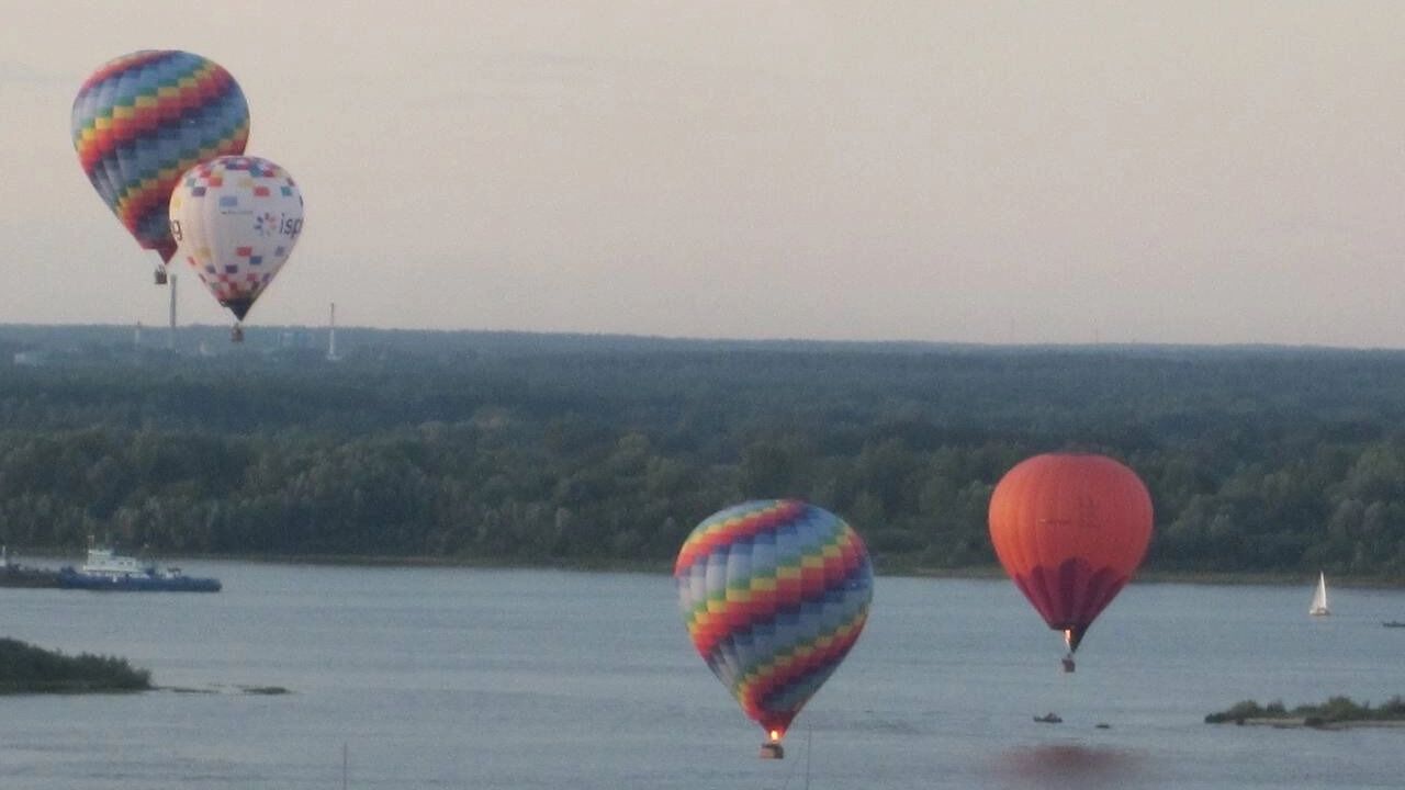 Некоторые из шаров опускались совсем низко к воде. 