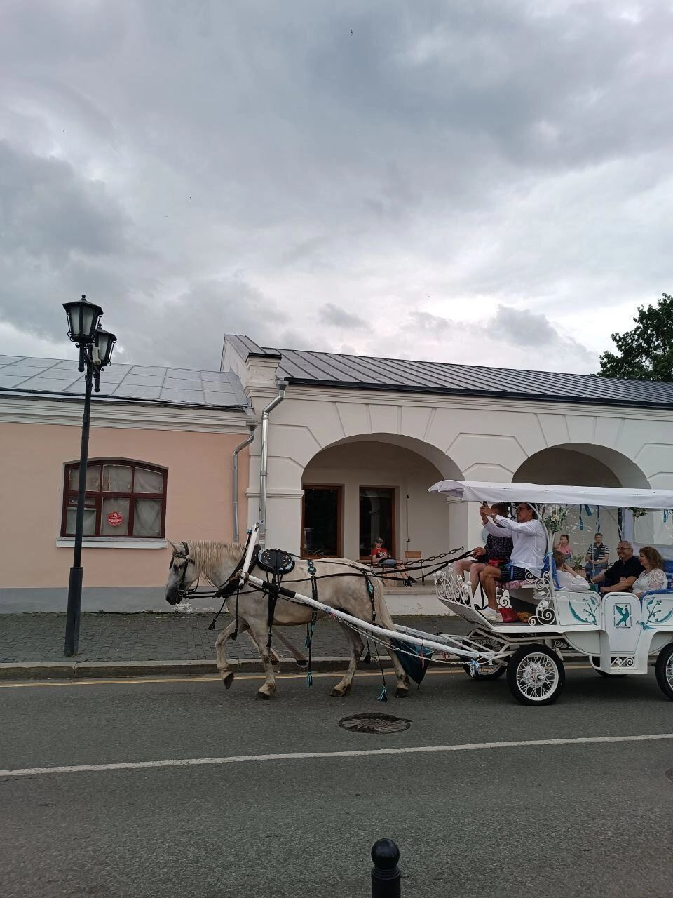В Суздале можно встретить много повозок с лошадьми