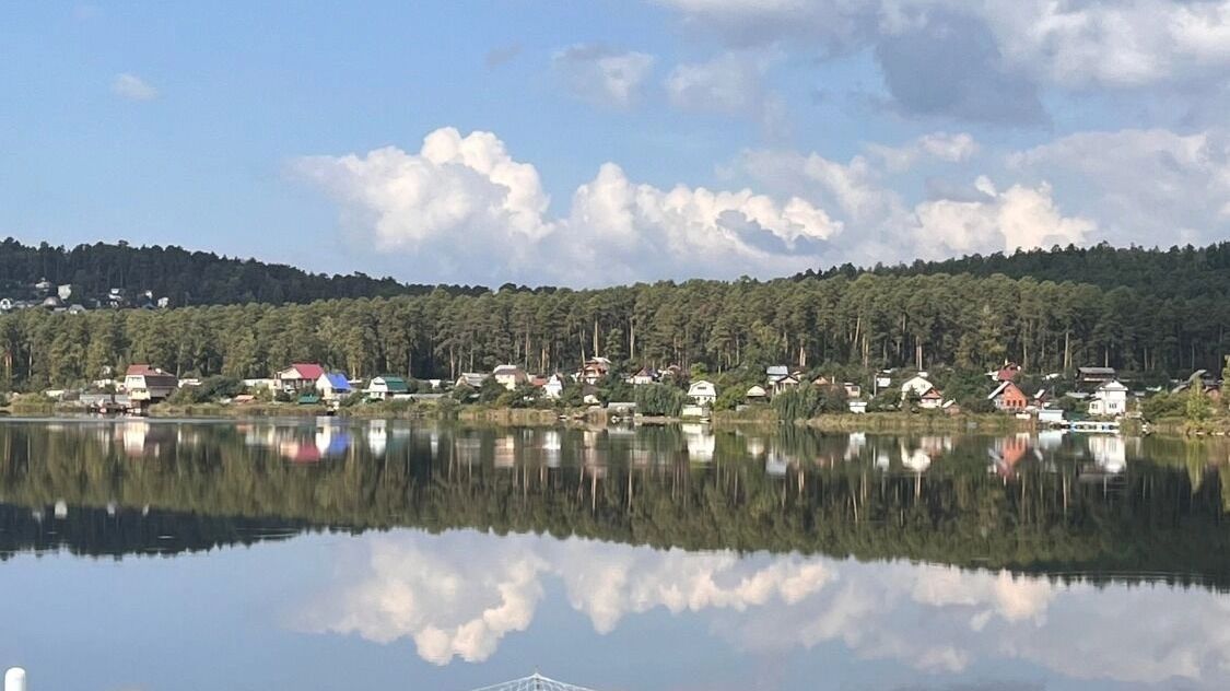 Объект находится на берегу Поликарпова пруда